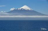 O vulcão Osorno se destaca sobre uma linha de nuvens, na orla do lago Llanquihue, na região de Puerto Varas, no sul do Chile